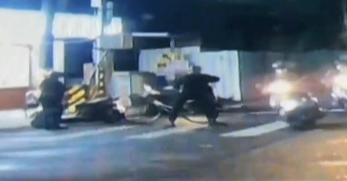 台東市2號晚間發生機車衝撞遊民意外，黑衣男子竟持刀砍人。（圖／東森新聞）