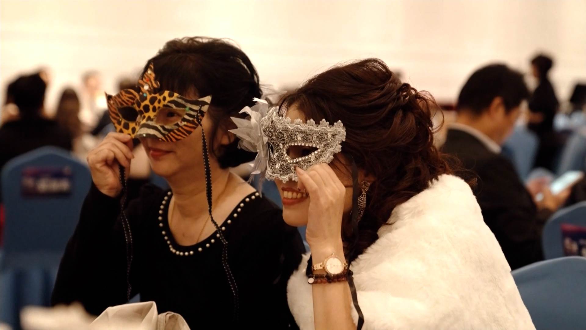 別開生面的化妝舞會，讓整個晚宴增添繽紛色彩。（圖／東森新聞）