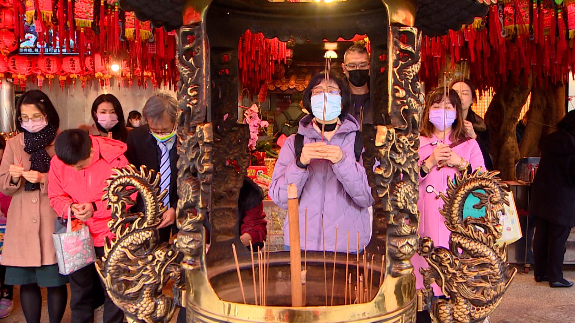 今年有兩個立春又是蛇年，俗稱的青蛇雙春年象徵好運加倍，也讓228公園福德宮湧進大批祈福開運的人潮。（圖／東森新聞）