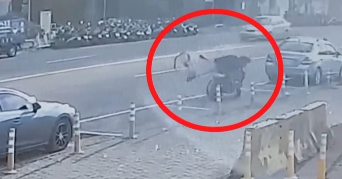 台中有重機騎士，把車停在路邊停車格內，發現被腳踏車騎士撞倒。（圖／翻攝 爆廢公社）