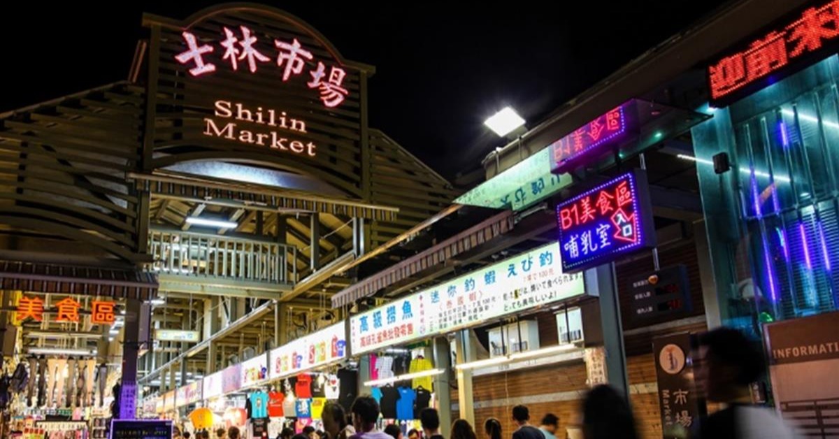 台北市士林夜市內一間拍貼店，日前發生偷拍案件，60歲黃姓木工偷拍女子大腿遭逮當場下跪求饒，黃向警方坦承有戀腿癖，警方訊後協助被害人提起性騷行政申訴。（圖／翻攝畫面）