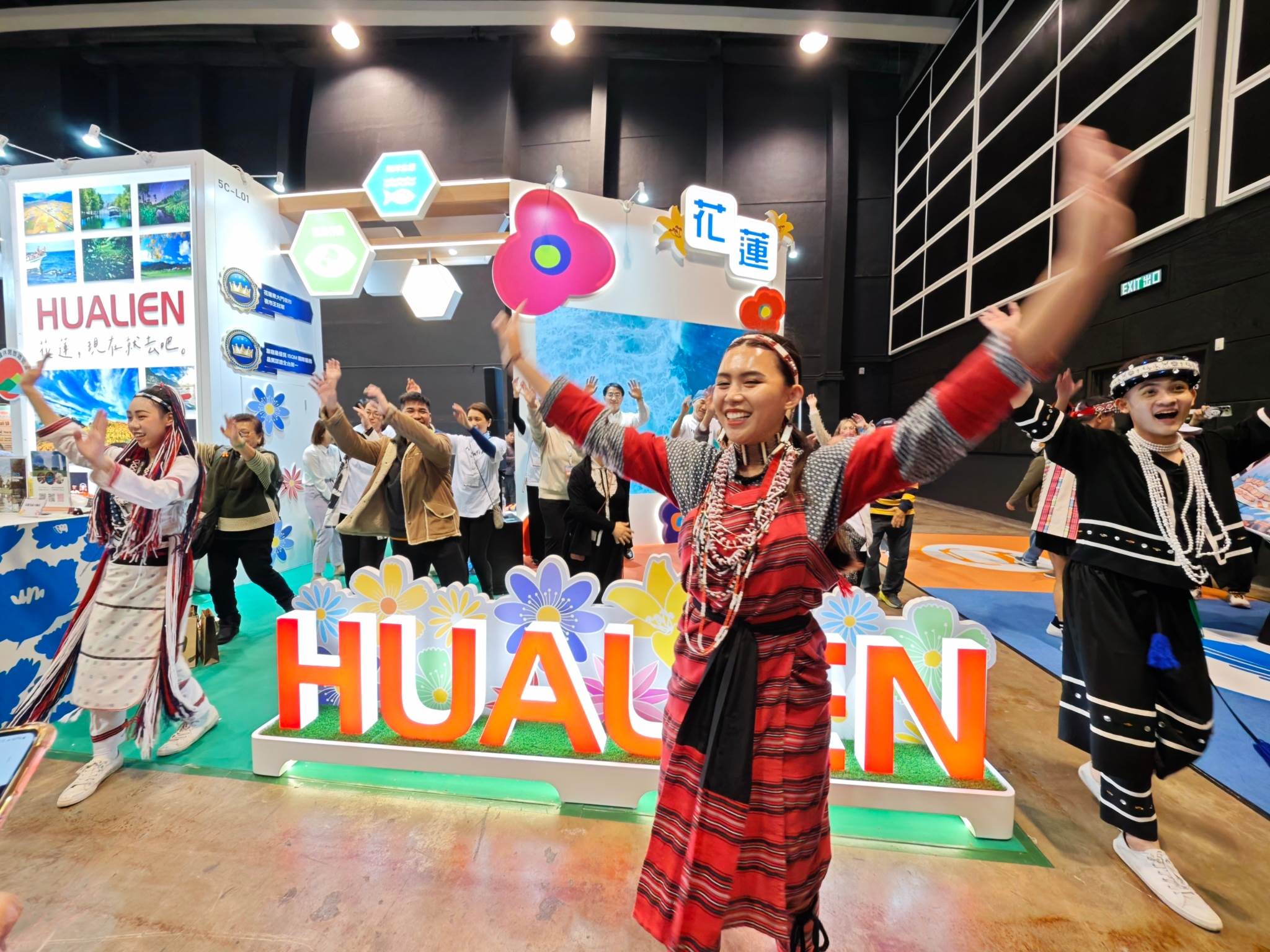 活動現場觀展民眾親身體驗這樣的民族文化，感受花蓮獨特的人文底蘊。