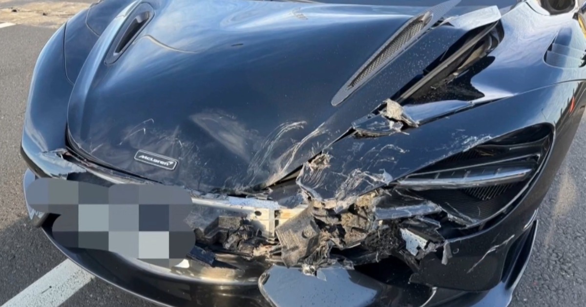 台南86快速道路，發生麥拉倫追撞法拉利的車禍，目擊的民眾將影像公開在網路上引發熱議。（圖／東森新聞）