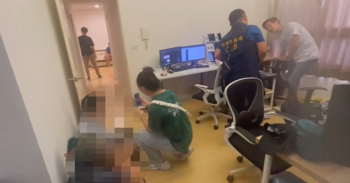 警方攻堅進入搜索洗錢機房，嫌犯就蹲在牆邊。（圖／東森新聞）