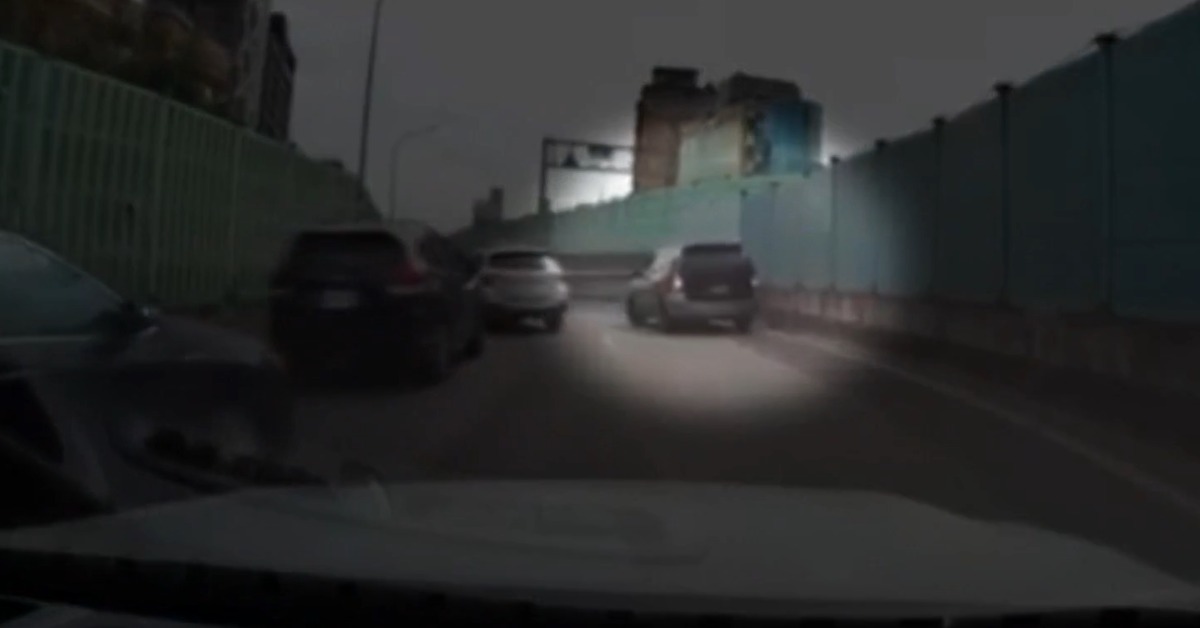 連接雙北的重陽橋上，發生一起休旅車拒撿事件。（圖／翻攝自八卦村-行車紀錄器影片上傳中心）