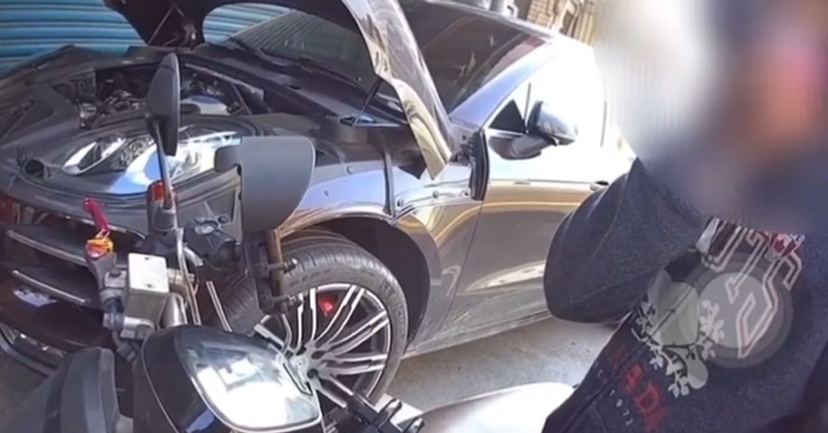 新北市員警發現男子騎車使用手機，經攔查發現該名騎士是通緝犯。（圖／東森新聞）