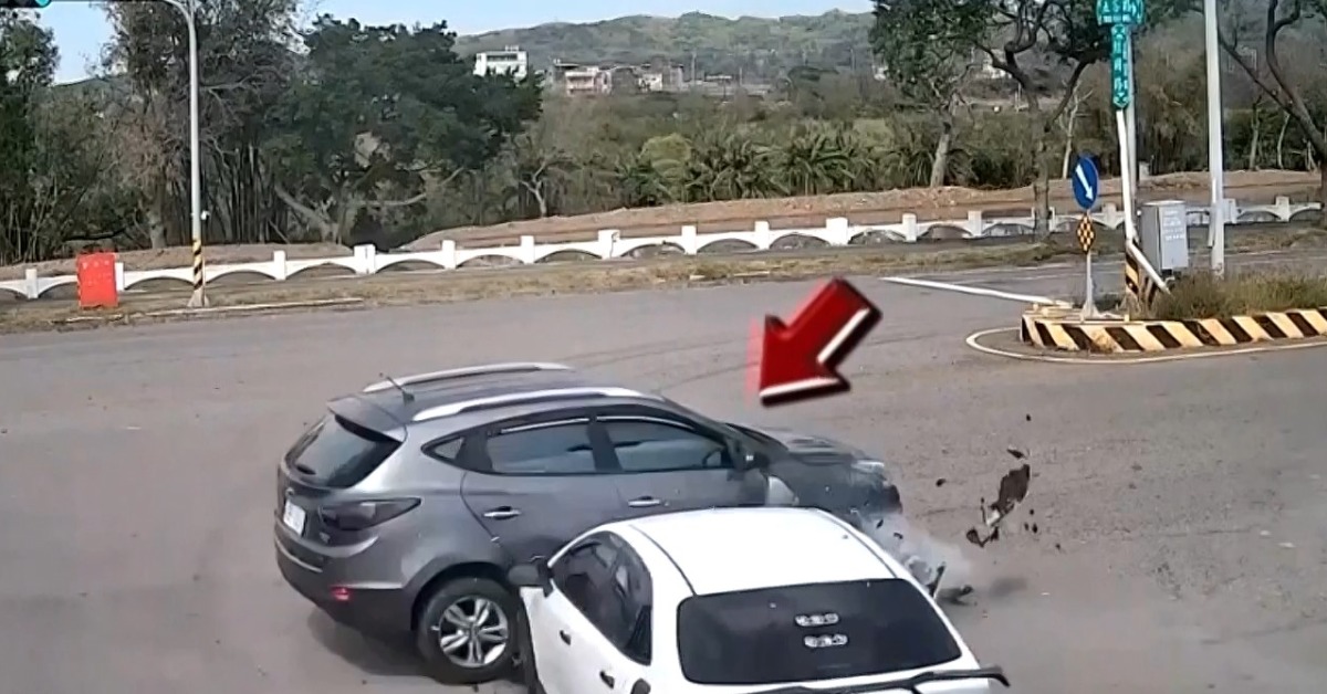 苗栗一名駕駛疑似恍神在路口闖紅燈，高速撞上正要左轉的車輛。（圖／東森新聞）