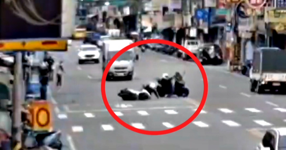 員警發現違規欲取締，卻撞上同向機車騎士。（圖／東森新聞）