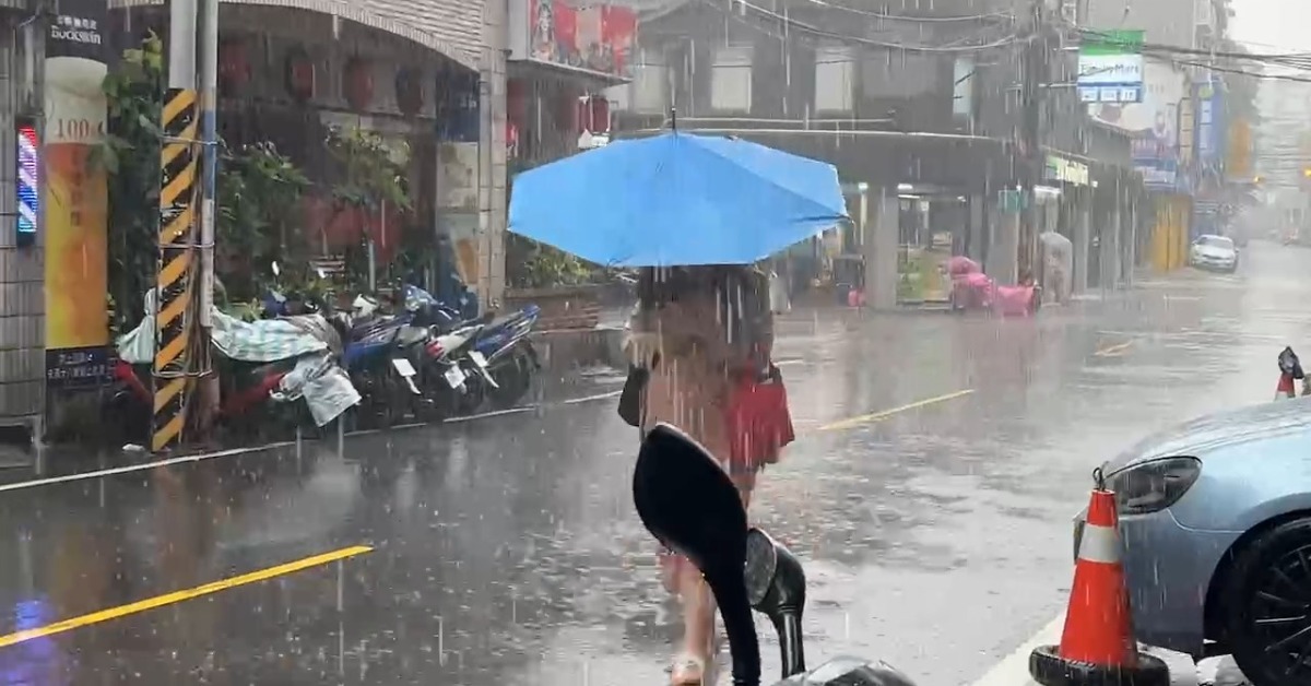 中央氣象署今（3）日21時3分，針對1縣市發布大雷雨即時訊息，持續時間至22時，提醒民眾留意雨勢。（示意圖／東森新聞）