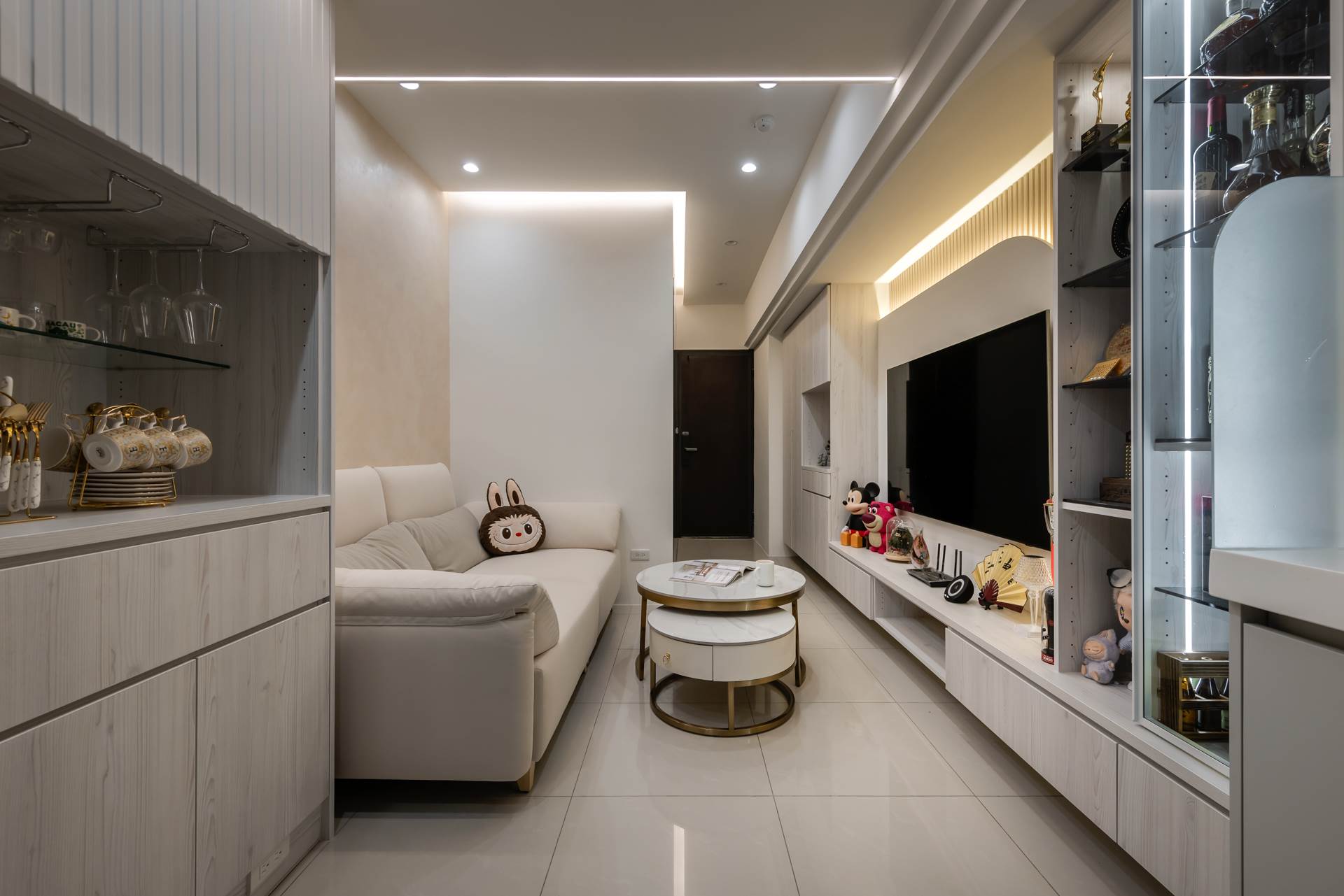 開放式設計的客餐廚區，大樑及櫃體下方加裝燈條、利用圓弧、格柵，讓公領域開闊敞亮。（圖／<a href='/search/tags/歐德集團/' target='_blank'>歐德集團</a>提供）