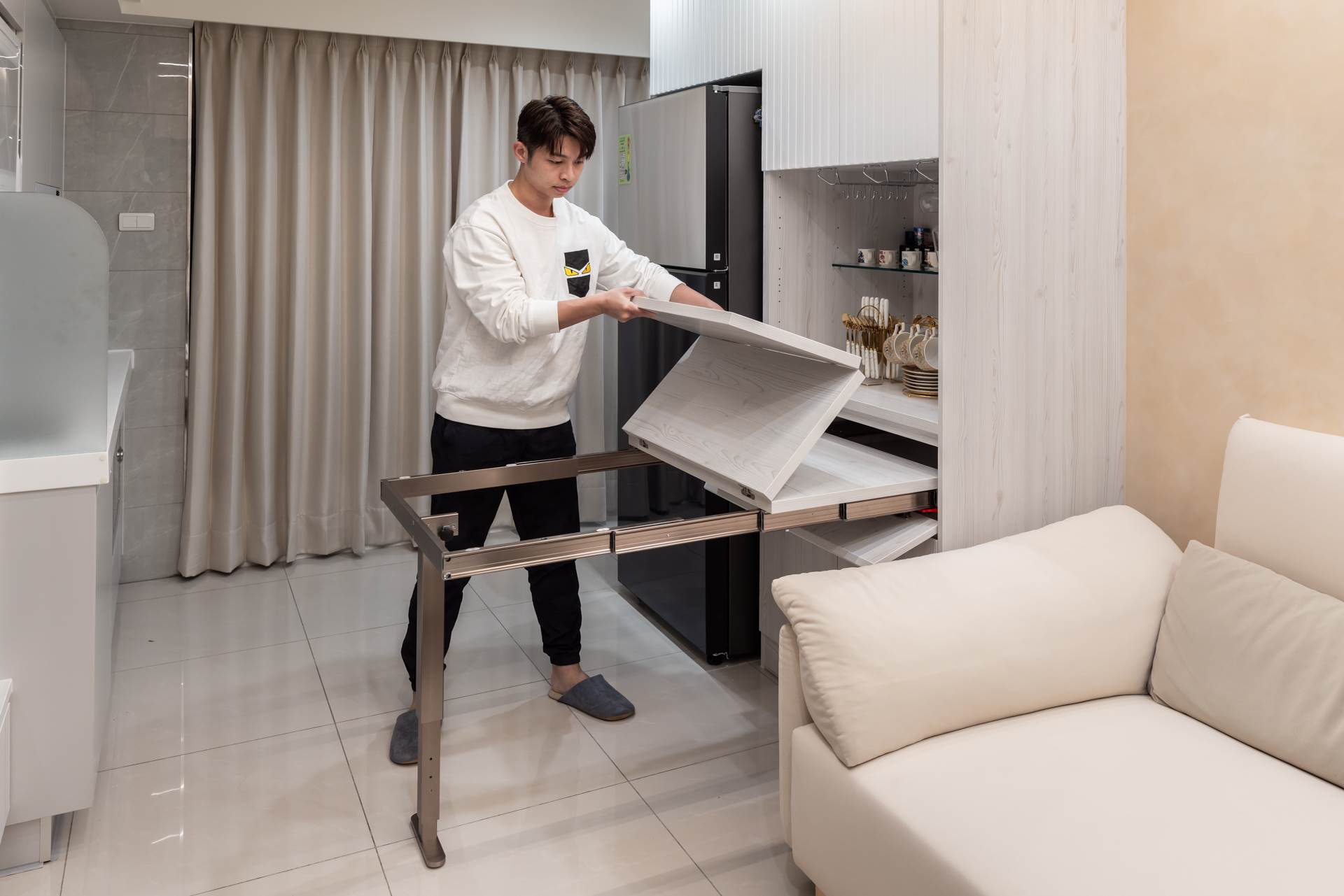 來自義大利的「摺疊式餐桌」，解決擺下不餐桌的苦惱。（圖／歐德集團提供）