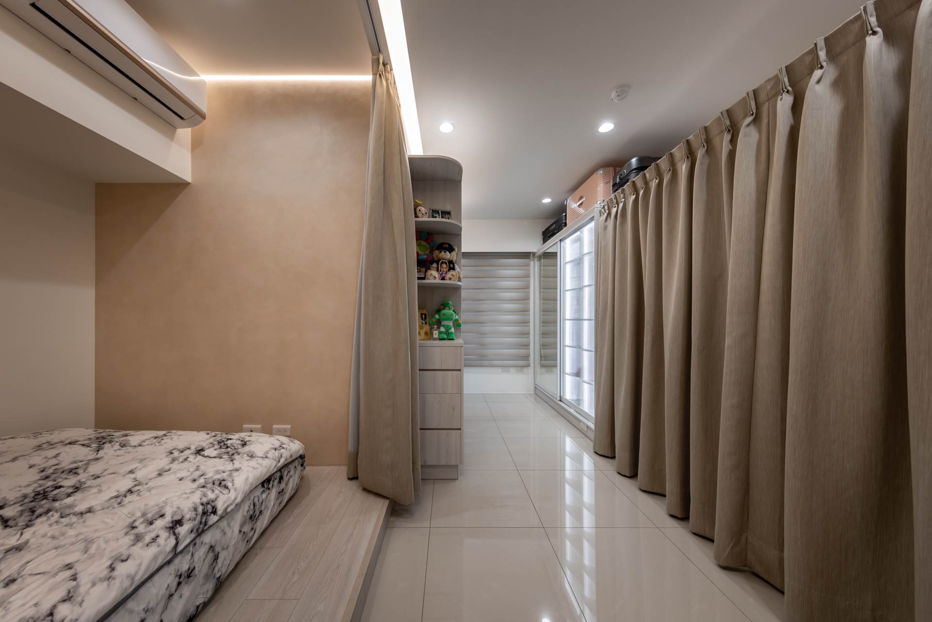 主臥利用推拉門及窗簾作區隔及遮蔽，化解傳統門片佔空間的問題。（圖／歐德集團提供）