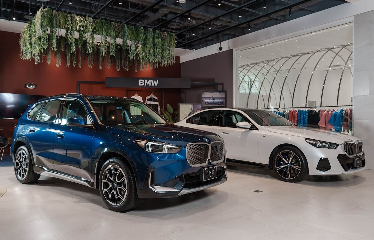 率先展出最新BMW i純電車款，包含iX1純電運動休旅與i5純電豪華房車。（圖／汎德提供）