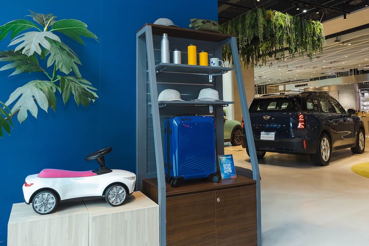 體驗店內也規劃全新世代BMW原廠精品展區，精選多款獨具風格的時尚單品。（圖／汎德提供）