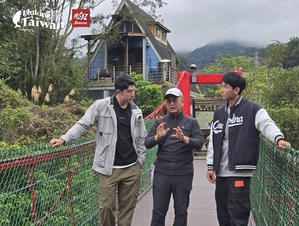 藍色小屋成為「獅潭的生態教室」，吸引各年齡層參加生態導覽、營隊等活動。李業興與千里步道協會合作，成為樟之細路-鳴鳳古道段的工作站，並接待外國遊客。後花園打造為可食用植物園，並推出生態桌遊「蜥蜴大冒險」，讓遊戲玩家學習自然生態知識。（圖／Linking 368 Taiwan恁去台灣提供）