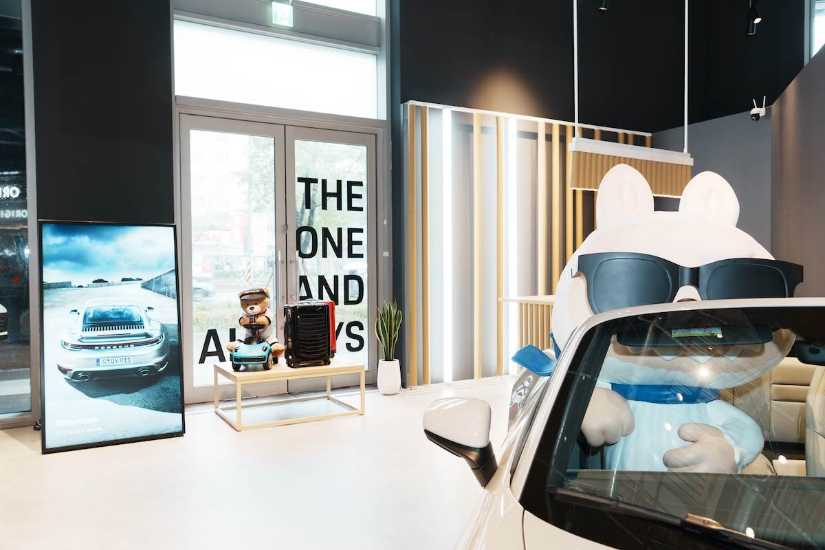 目前展演的藝術作品為Labubu，但貼心提醒，在道路上這樣坐會有安全疑慮。（圖／林昱丞攝影）