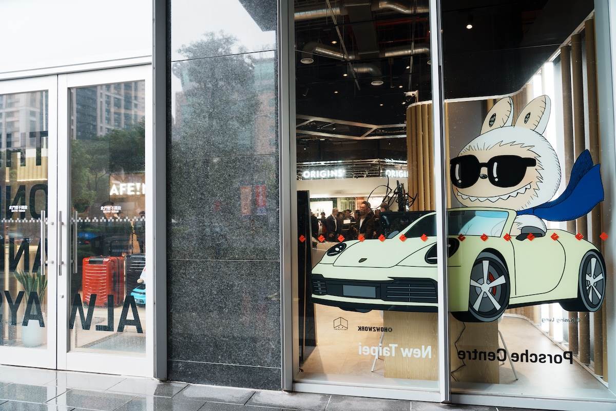 窗外的Labubu搭配保時捷有夠帥。（圖／林昱丞攝影）