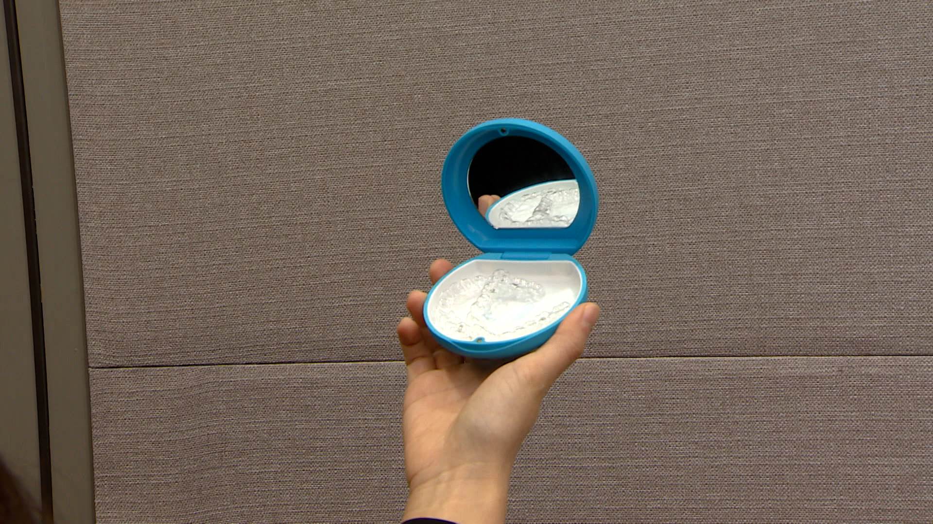 新加坡綻雅隱形牙套業者秀出衛福部醫材執照強調產品合法入關。（圖／東森新聞）