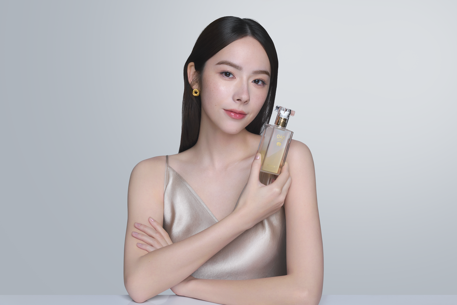 林奕嵐手持熱銷產品「蘭花精萃晶潤蘭花油」展現優雅自信的護膚魅力。