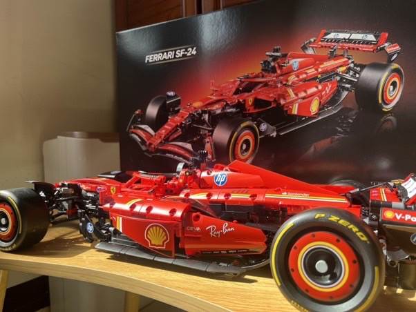 網友準備送外甥的賽車模型不只外表炫酷，還富有組裝樂趣，讓男友也瞬間淪陷。（圖／翻攝自「momo網購好物交流社團」）