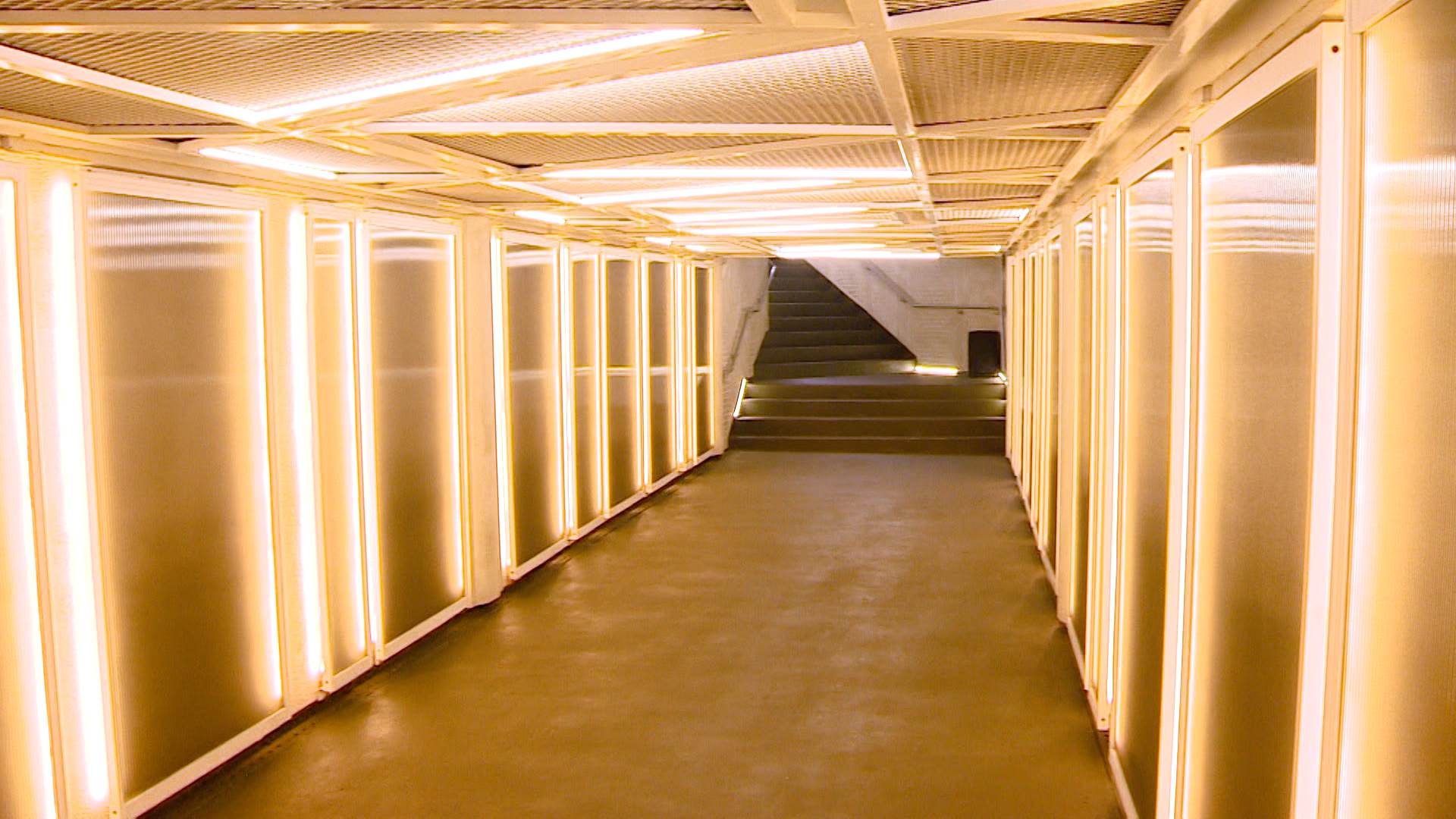 美化過的地下道明亮許多，為落實永續理念更採用具回收價值、高透光性的玻璃磚，讓在地居民安心通過。（圖／東森新聞）