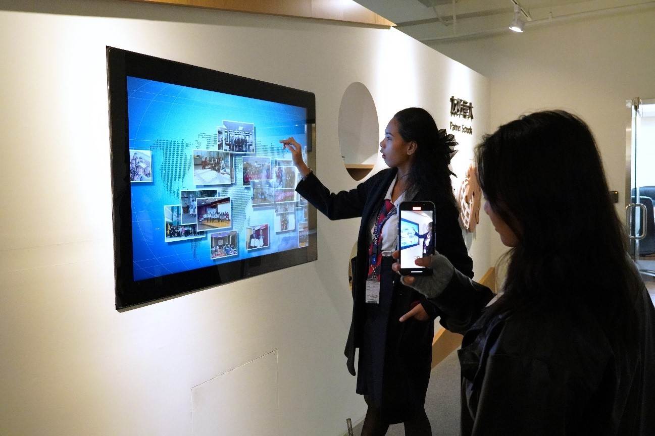 同學對於校園內智慧設施的高普及率，感到相當驚艷。