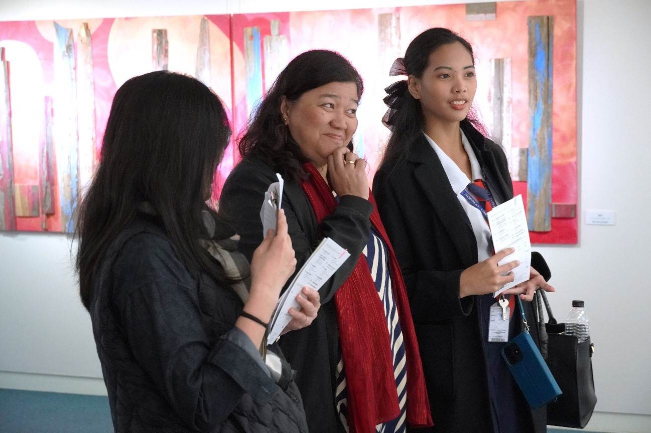萊特師範大學管理與創業學院Dr Evangeline V Sanchez  院長（中間者）參訪華大藝文中心，對於藝術品充滿好奇。