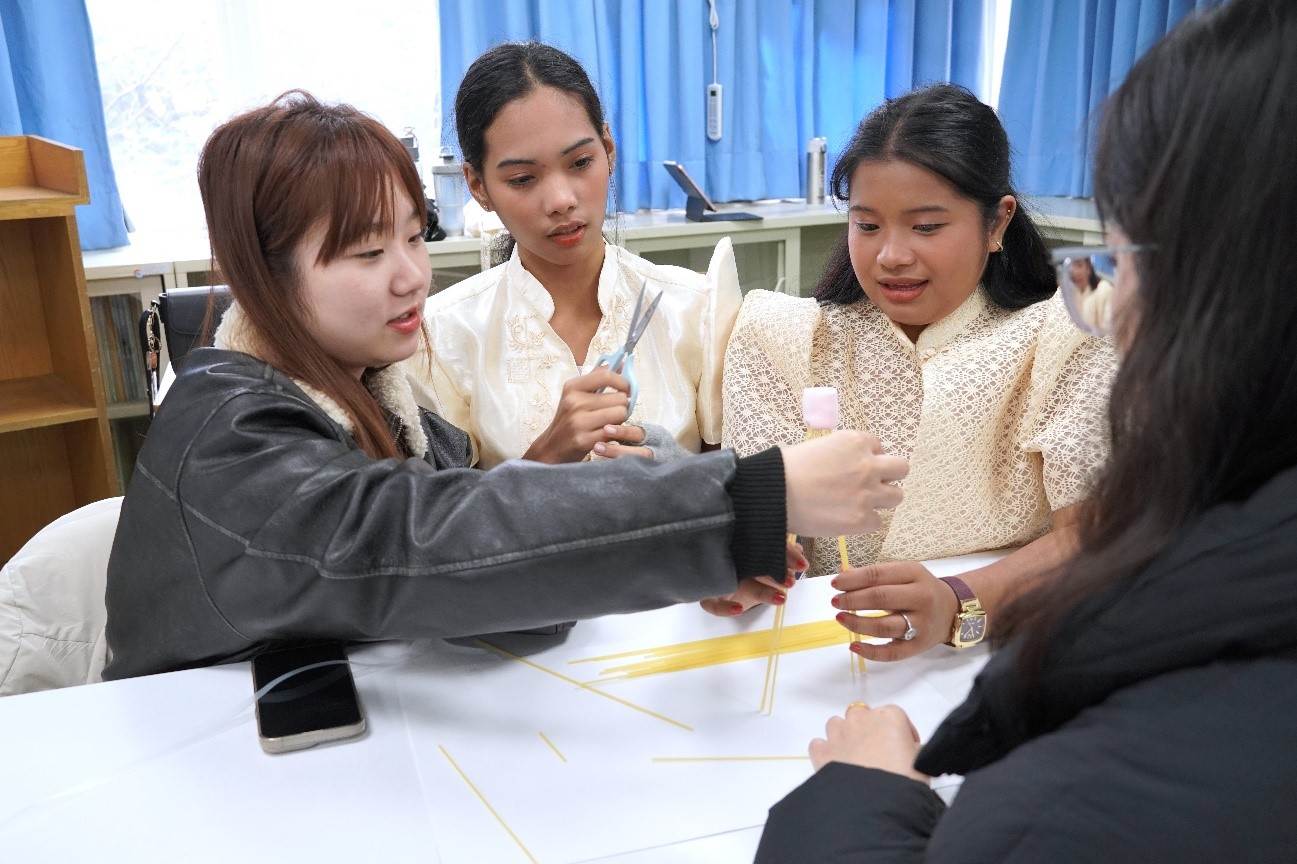 同學們藉由參與遊戲，增進彼此間的互動與情感。