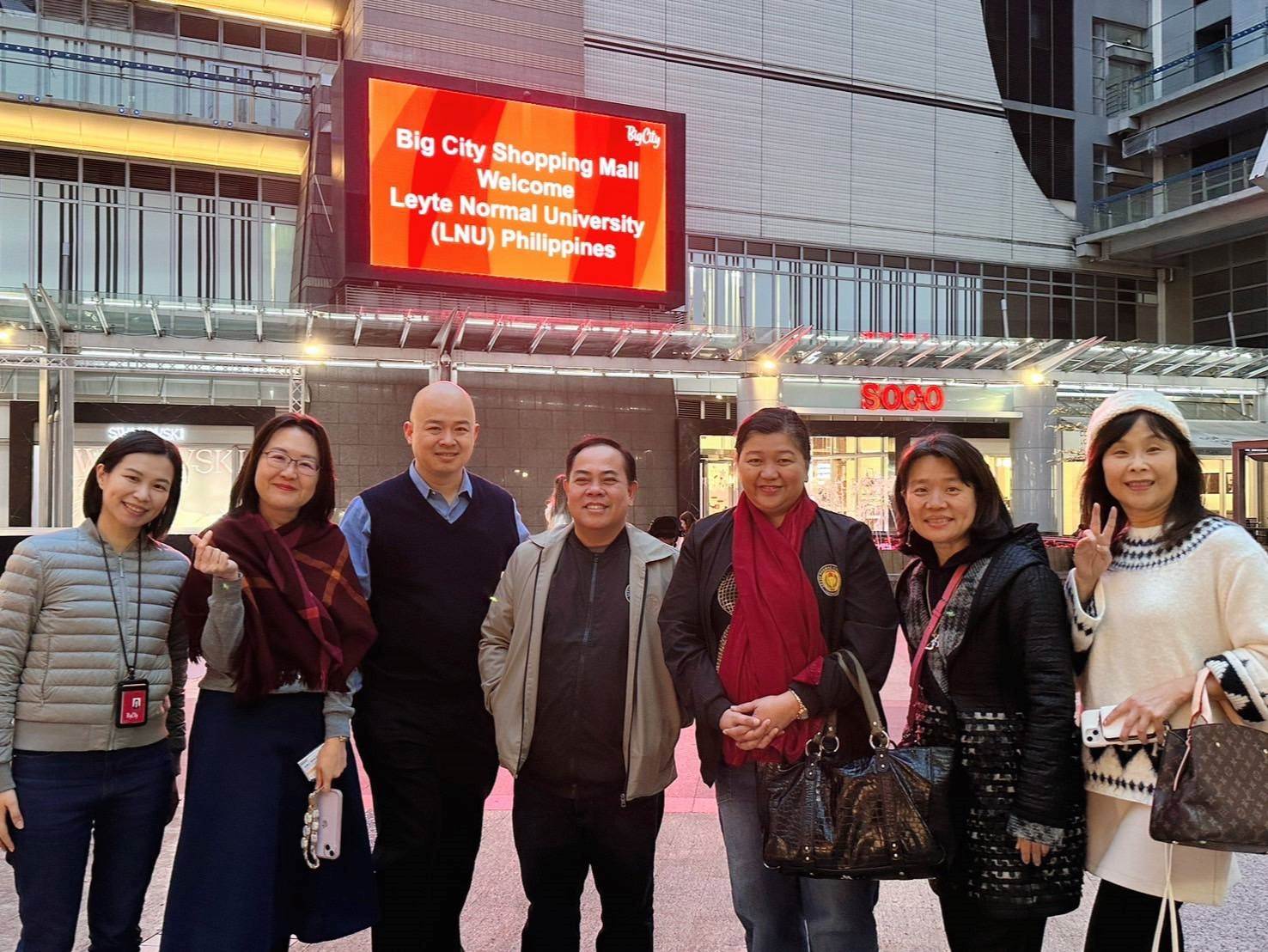 中華大學觀光學院與新竹知名巨城購物中心產學合作，院長張馨文（左6）帶領貴賓前往參訪。