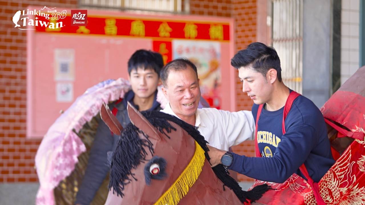 《Linking 368 Taiwan恁去台灣》主持人田舞陽和文威登穿戴千歲布馬陣，感受傳統的力量與威嚴，每一件布馬都承載著深厚的信仰與文化，讓人心生敬畏。（圖／Linking 368 Taiwan恁去台灣提供）
