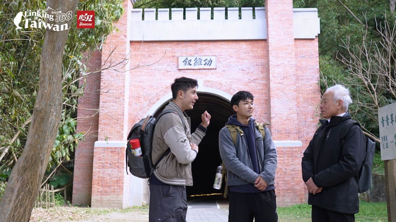 苗栗市的功維敘隧道建於1903年，全長約460公尺，紅磚圓拱外觀保存完好，並刻有兒玉源太郎題字“功維敘”，象徵交通順暢。原為台中線的單線鐵路隧道，於2003年經整理後成為貓裏山公園的一部分。（圖／Linking 368 Taiwan恁去台灣提供）