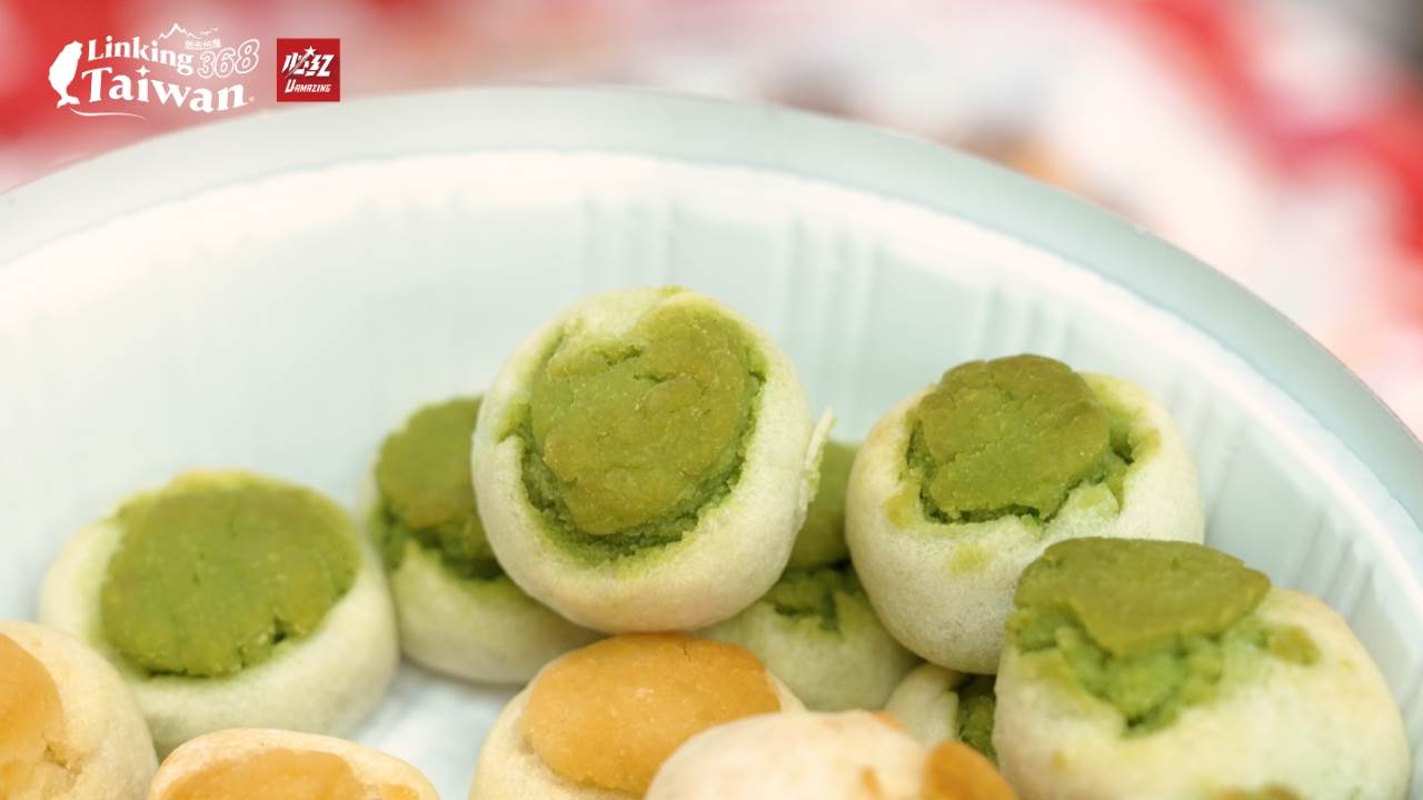 苗栗市的肚臍餅外酥內軟，獨特的圓形造型與香濃口感深受遊客喜愛，是當地經典的小吃之一。（圖／Linking 368 Taiwan恁去台灣提供）