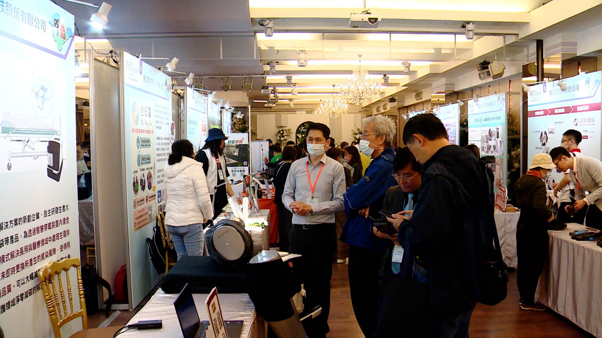 活動吸引21家企業展示最前沿AI科技,市府致力於打造智慧、安心的高齡友善社會,提升高齡者健康照護品質。(圖/東森新聞)