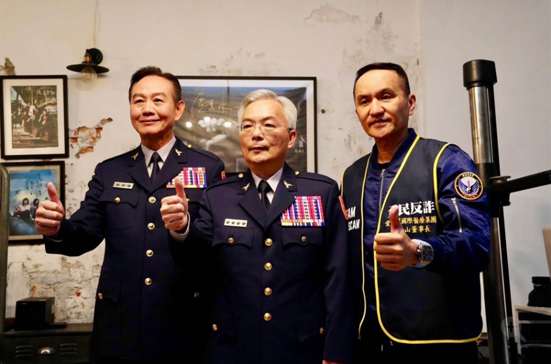 (右起)愛爾麗國際醫療集團常如山董事長與警政署長張榮興、刑事局長周幼偉聯手打擊詐欺<a href='/search/tags/犯罪/' target='_blank'>犯罪</a>。（圖／業者提供）