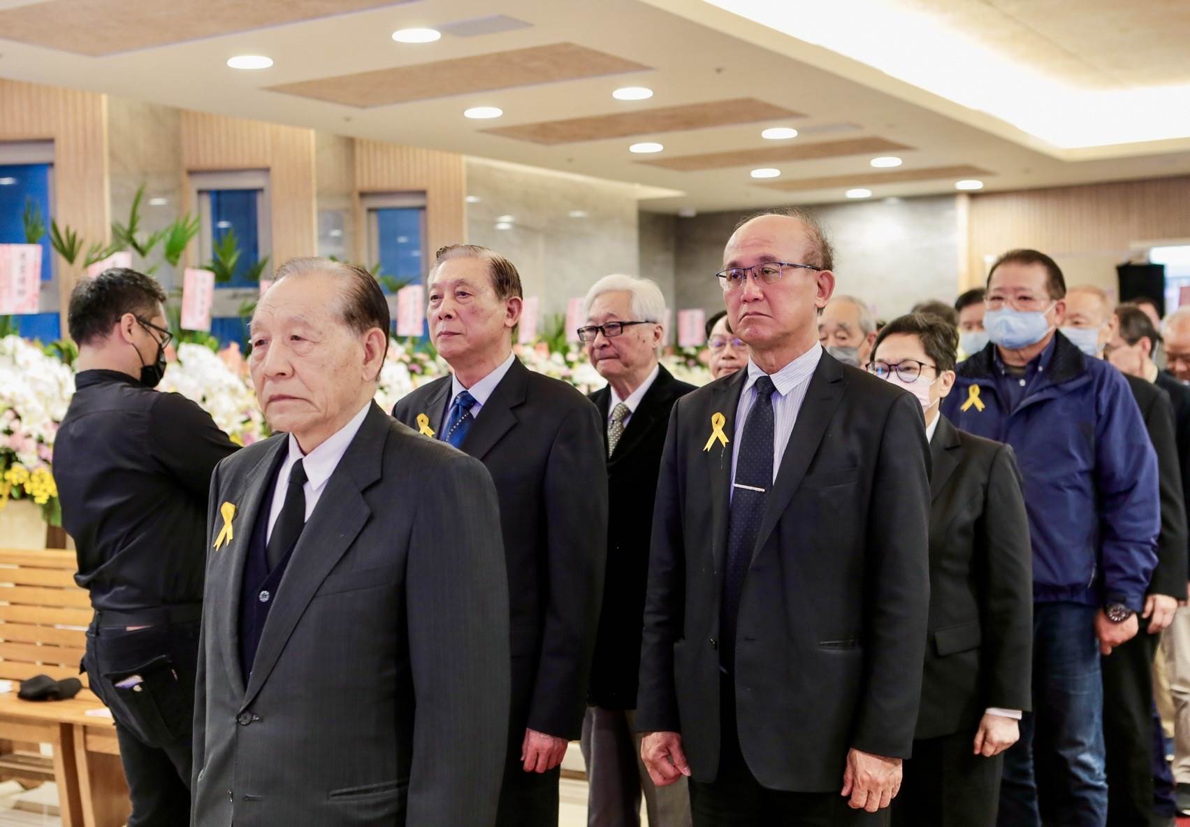 治喪委員會主任委員陸軍一級上將霍守業將軍(左)，帶領林騰蛟次長、明新科大郝碧蓮董事長等治喪委員到場致意。（圖／趙老夫人家屬提供）