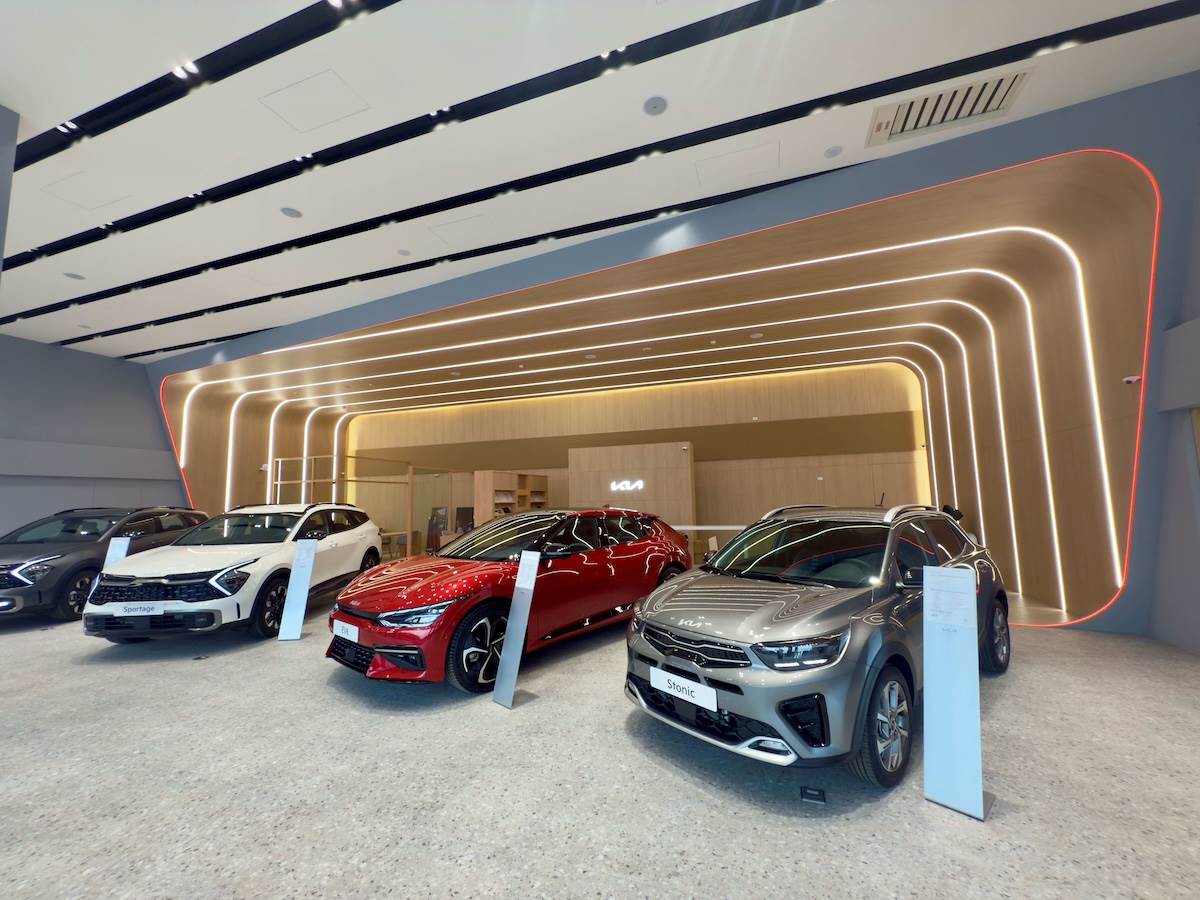 南投3S展示中心依循Kia CI 2.0規範建置打造，提供Kia乘用車及商用車全車系完整的服務。（圖／台灣森那美起亞提供）