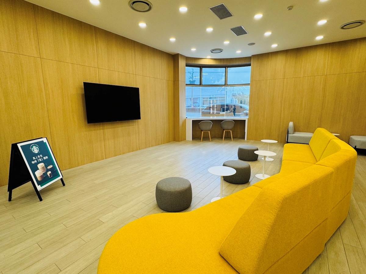 展示中心內部透過大量的木質色調營造溫馨且暖心氛圍，展現Kia獨有的暖光木質風格。（圖／台灣森那美起亞提供）