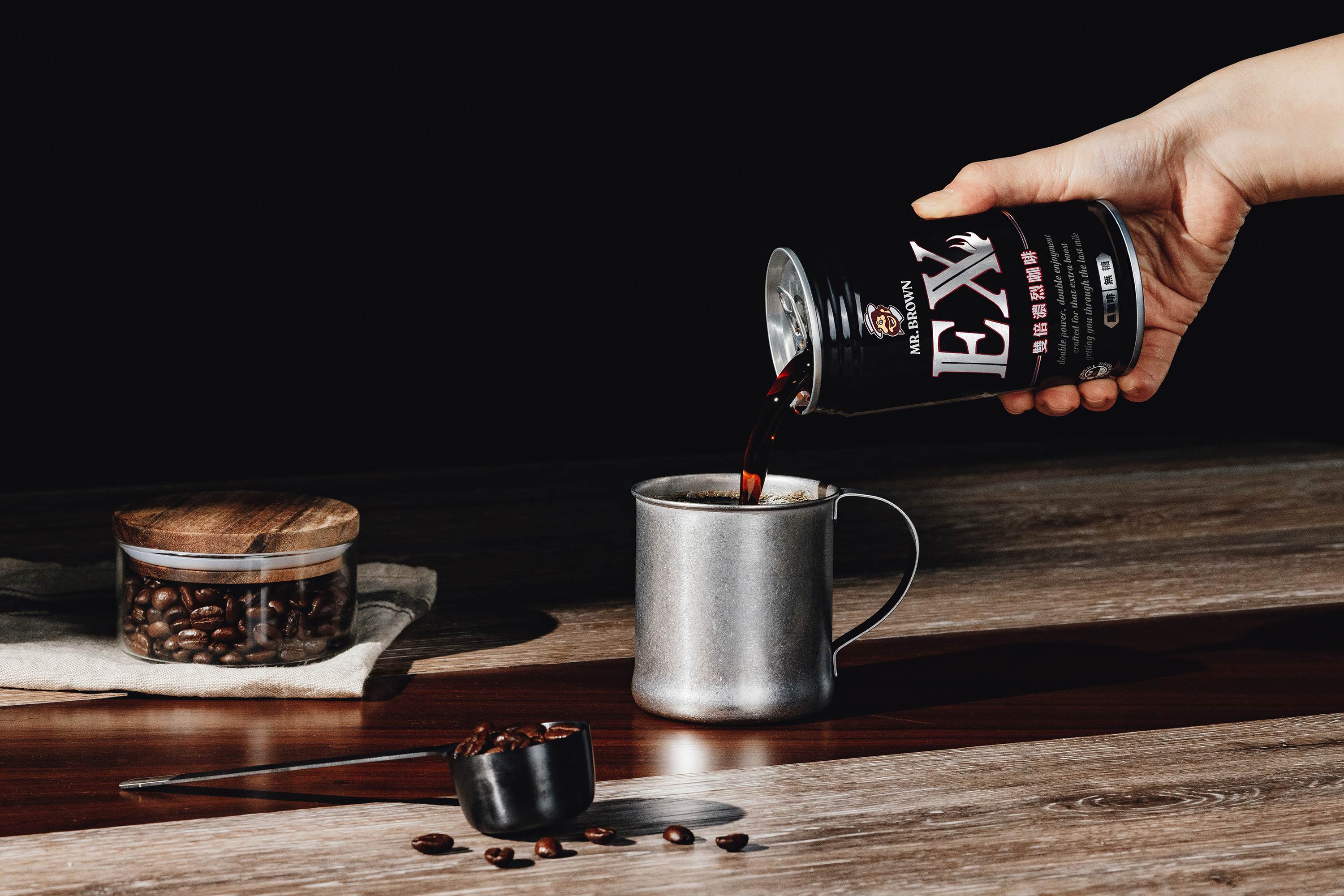 全新「伯朗 EX 雙倍濃烈黑咖啡」,全黑質感罐身,100%原豆萃取,每罐含有伯朗醇黑咖啡的2倍咖啡因