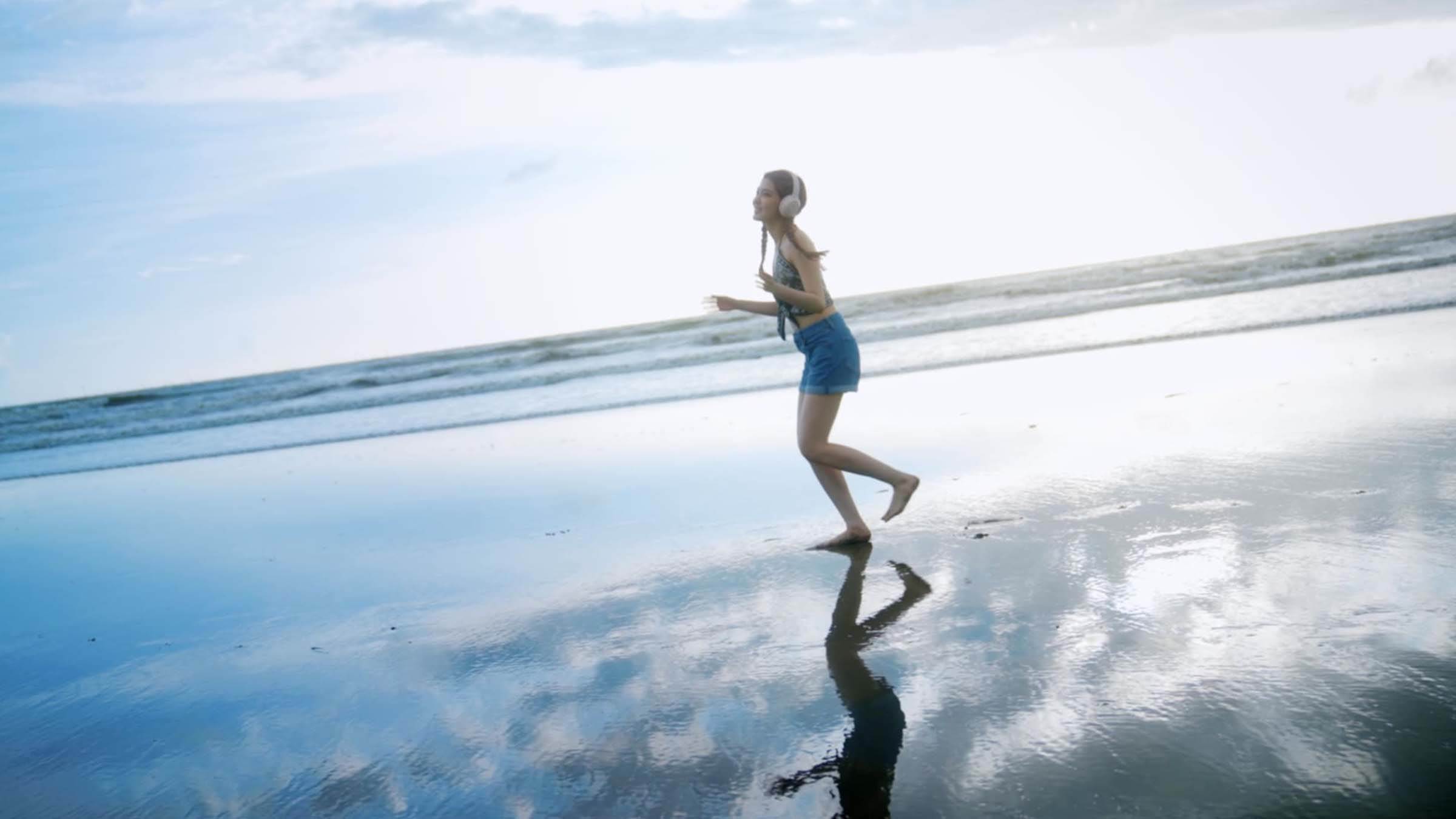 夏季則由來自印尼的Grace 林詩雅出演，適合吹著海風、品味新鮮海鮮，感受濱海風情。（圖／業者提供）