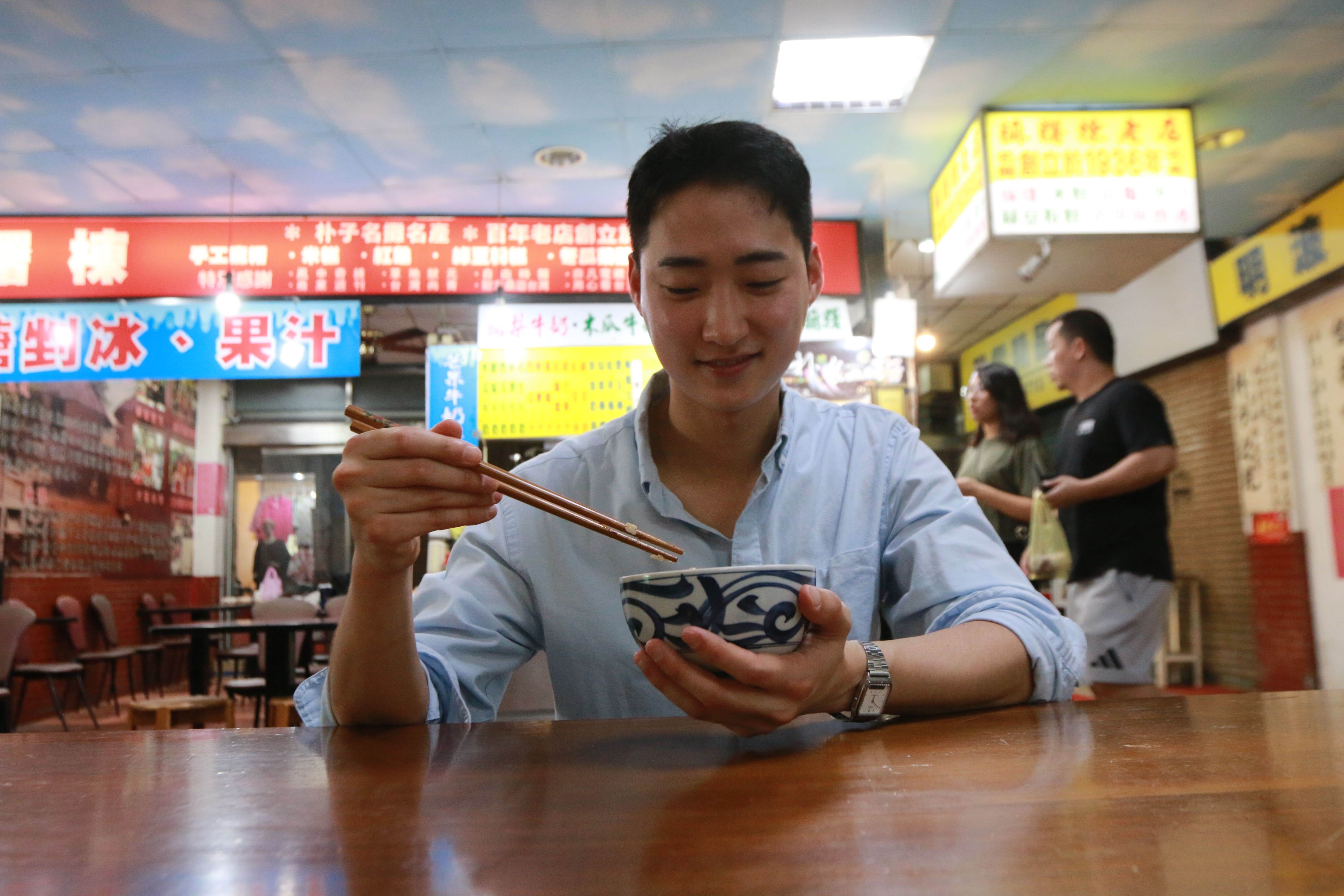 冬季由韓國演員Jin Yoon Gyu 體驗嘉義的美食文化，用道地美食溫暖旅人的胃。（圖／業者提供）