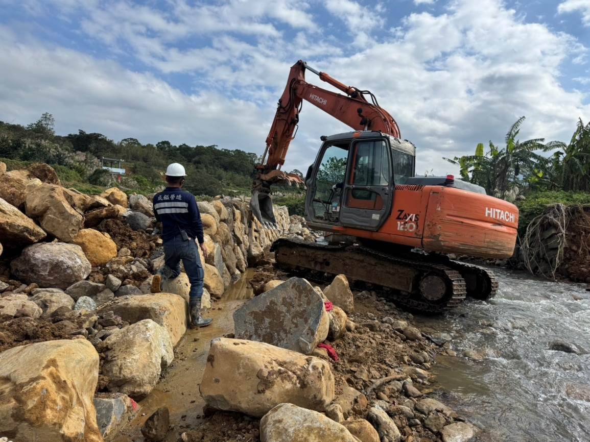 113年山陀兒颱風帶來強烈降雨，大水沖毀多處三芝區護岸，水利局即於災害隔天開始搶災工作，疏通堵塞河道並利用鼎塊及現地塊石施作臨時護岸，避免二次傷害。（圖／業者提供）