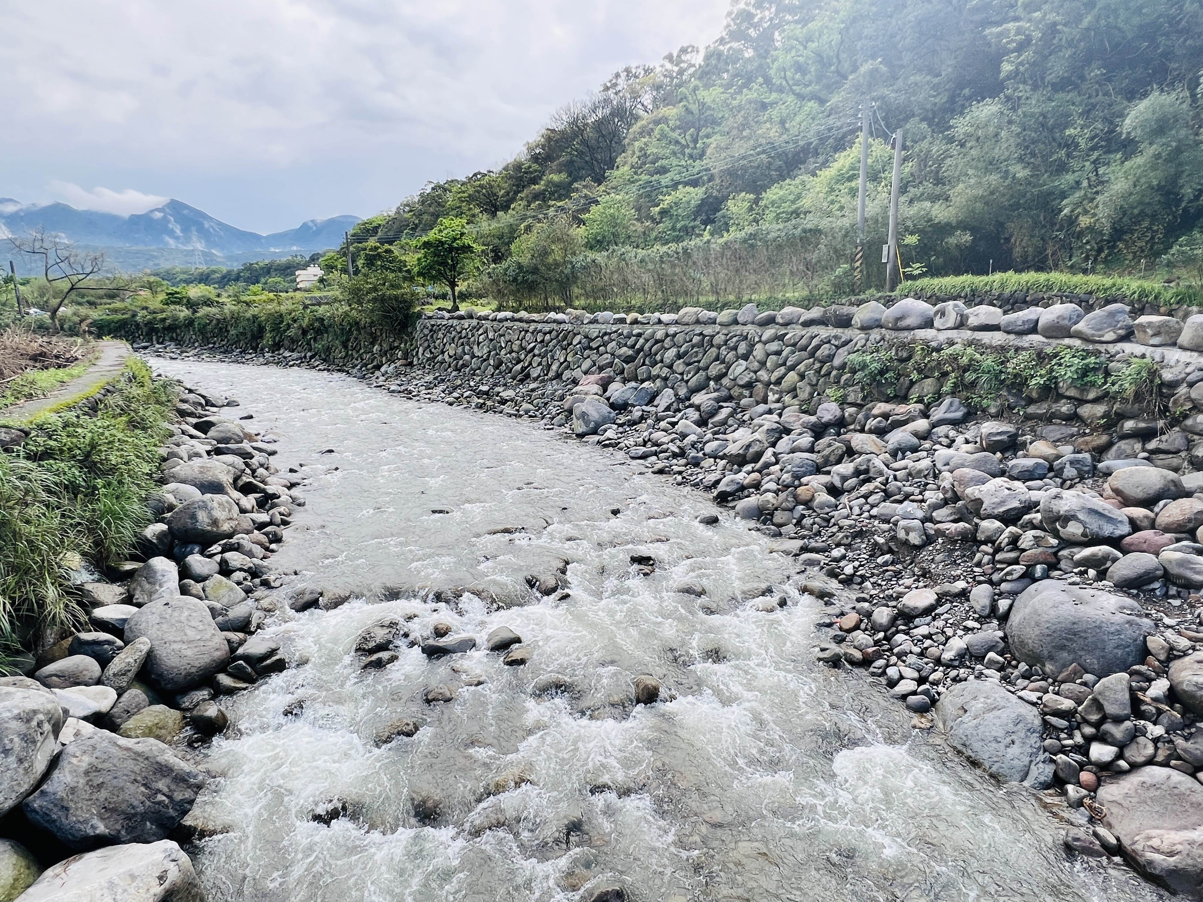 水利局迅速啟動搶災及復建工作，提早在今年(114年)2月底前完成八連溪29處護岸修復，並恢復當地防洪安全。（圖／業者提供）