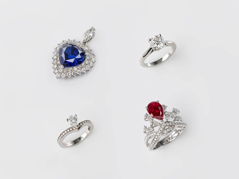 左上: 11.27克拉GRS錫蘭心型藍寶墜子，市價110萬，特賣價只要52萬。右上: 卡地亞1.07克拉GIA鑽石戒指，市價67萬，特賣價只要27萬。右下: 2.26克拉皇冠紅寶鑽戒，市價40萬，特賣價只要18萬5千。左下: Chaumet 0.53克拉GIA鑽戒，市價32萬7千，特賣價只要13萬8千。（圖／大千典精品提供）