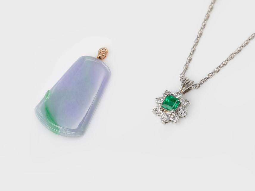 左：紫翡平安玉墜，市價13萬，特賣價只要3萬8千。右：方型祖母綠墜鍊，市價7萬，特賣價只要2萬2千。（圖／大千典精品提供）