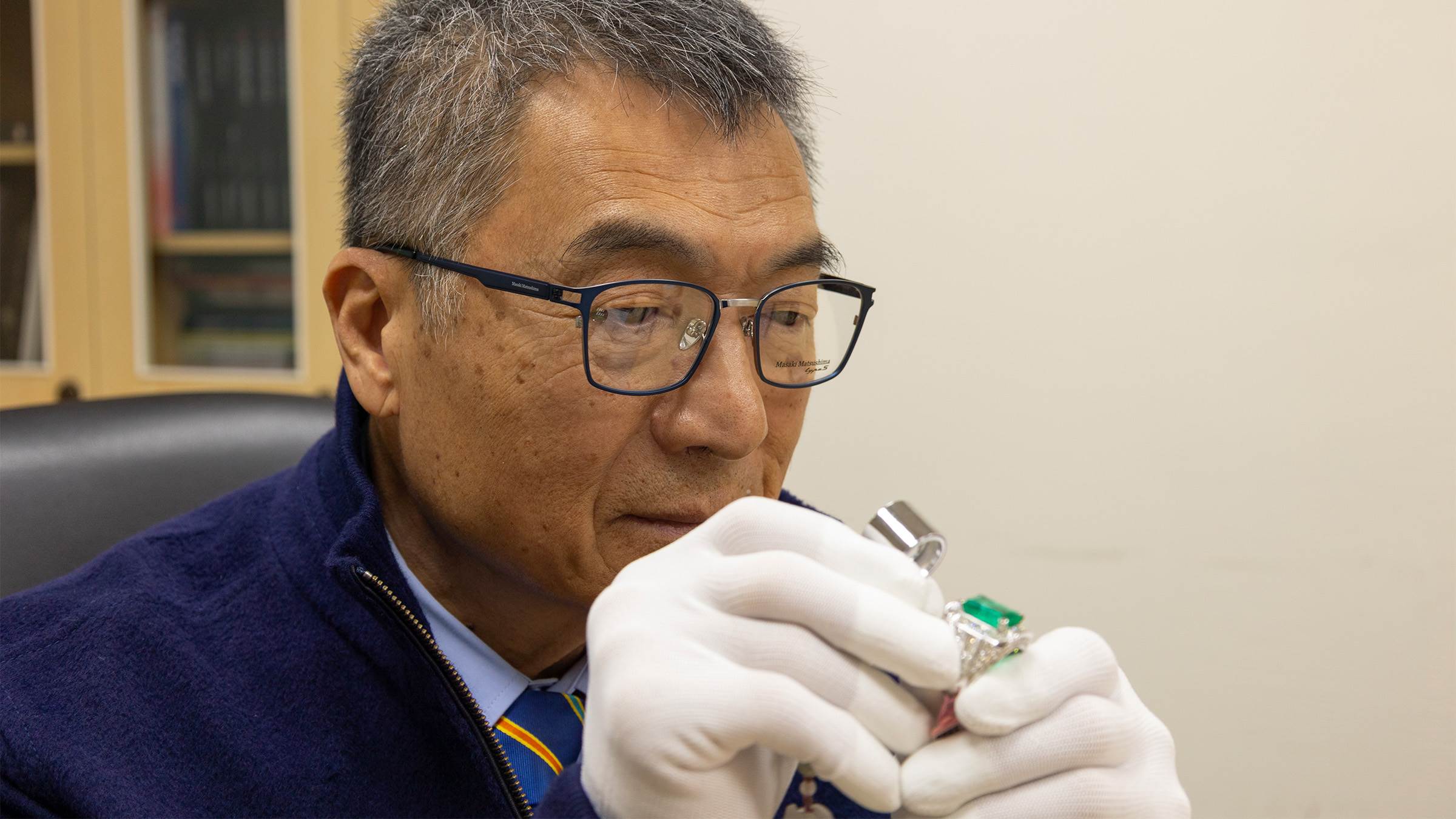 活動現場的每一件珠寶，都是經過大千典精品秦嗣林及其帶領的專業鑑定團隊嚴格把關。（圖／大千典精品提供）