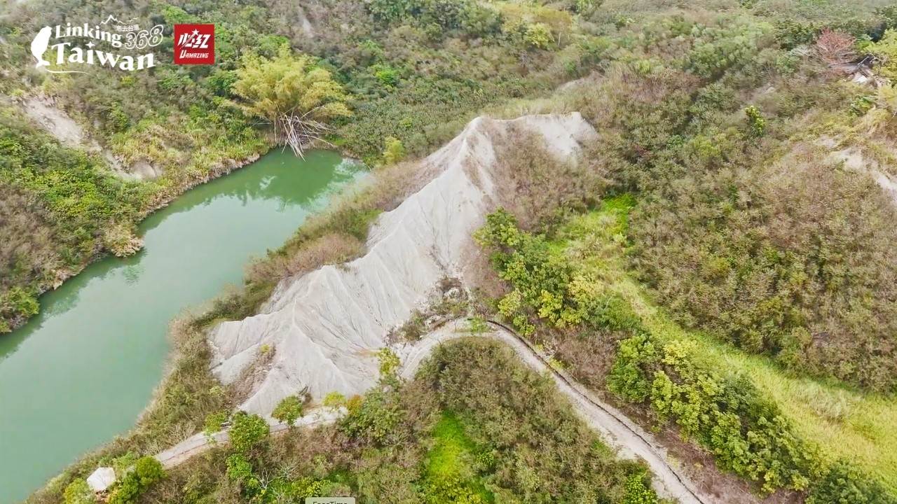 牛埔里一帶以青灰岩地形為主，土壤含有遇水膨脹的黏土礦物，造成水土保持困難，植物生長不易，因此被俗稱為「月世界」。（圖／Linking 368 Taiwan恁去台灣提供）