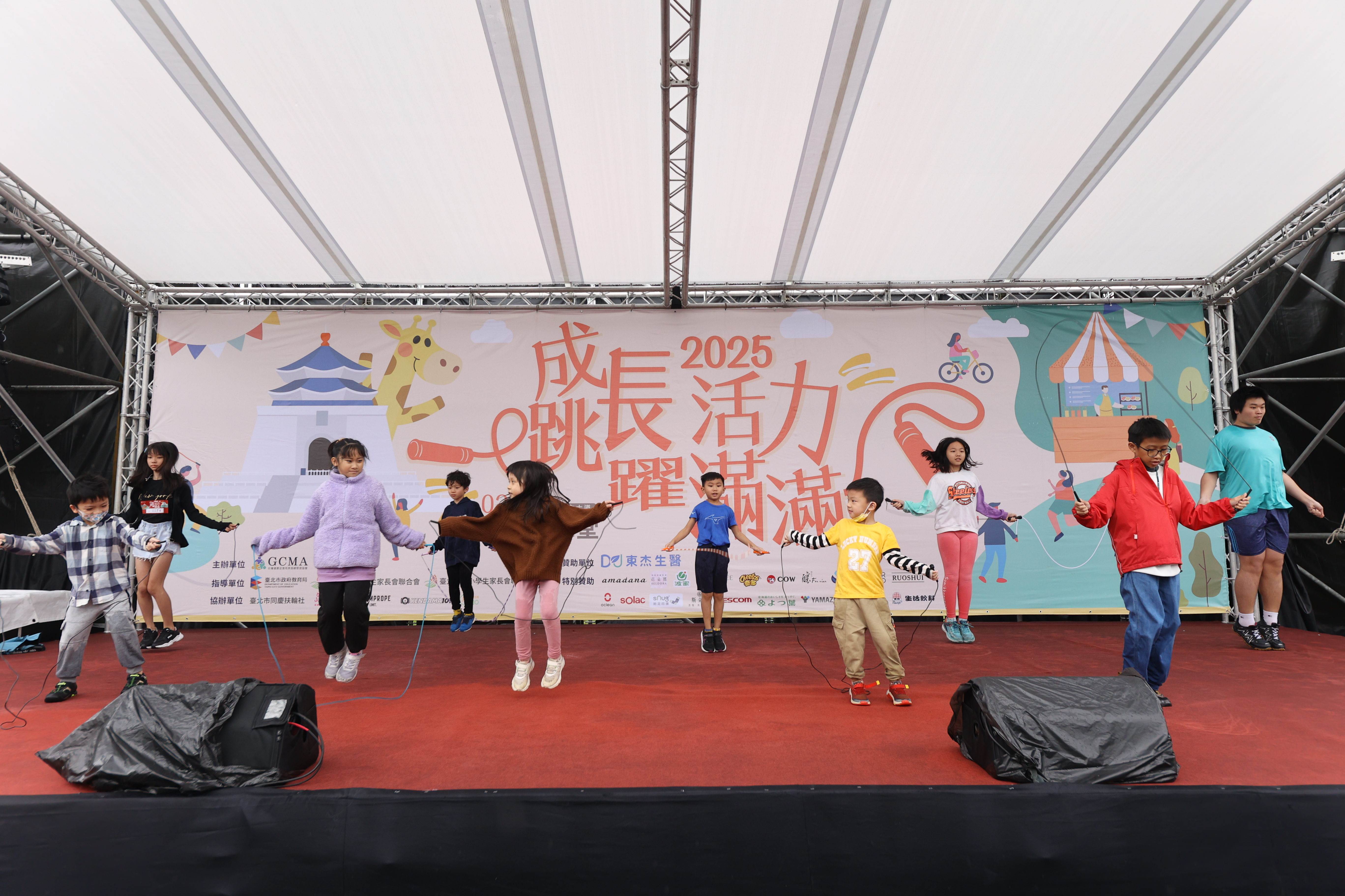 「2025成長跳躍」跳繩活動現場，孩童與家長共同參與，展現健康活力。（圖／業者提供）