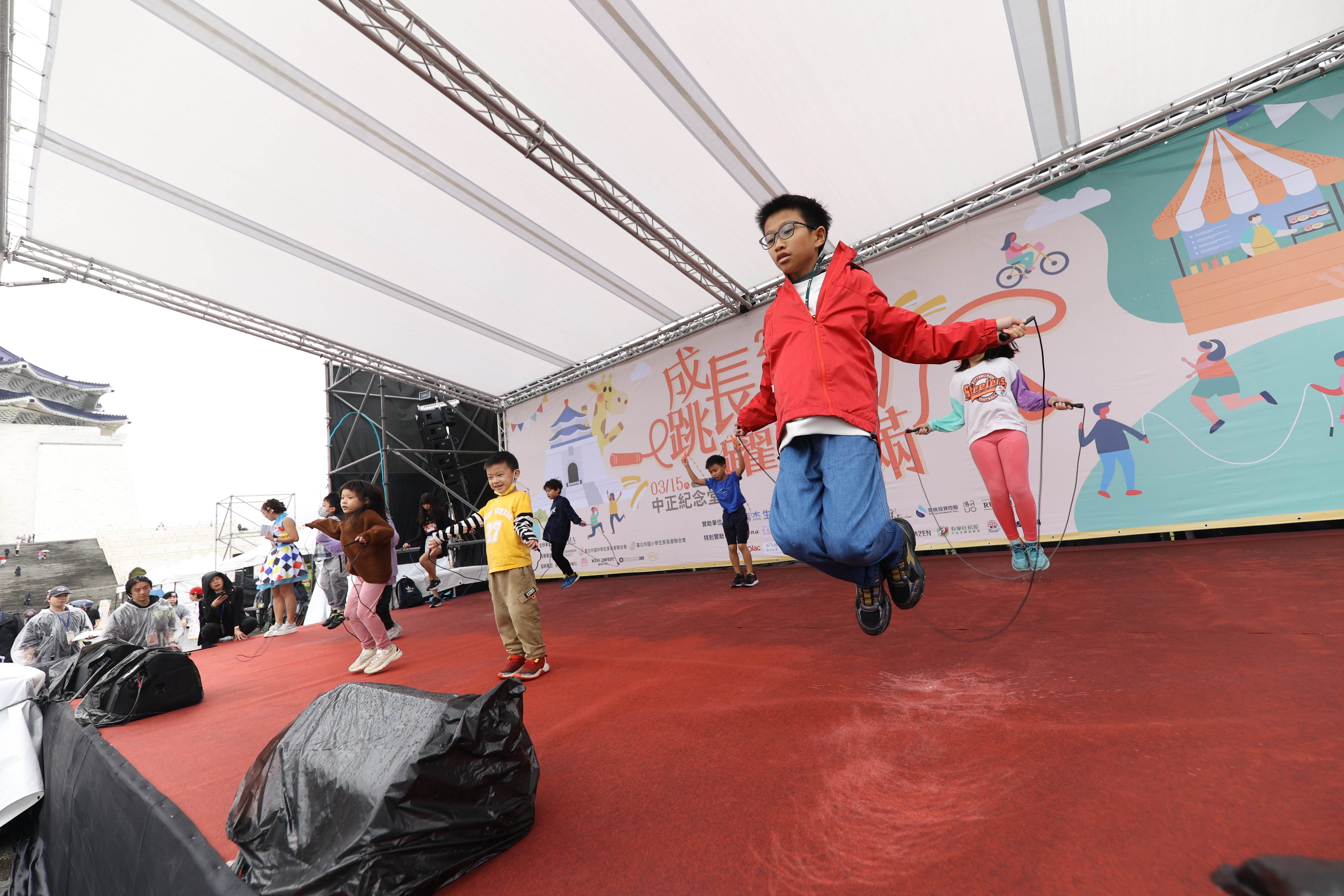 活動熱烈進行，孩童與家長一起挑戰自我，齊跳健康未來。（圖／業者提供）