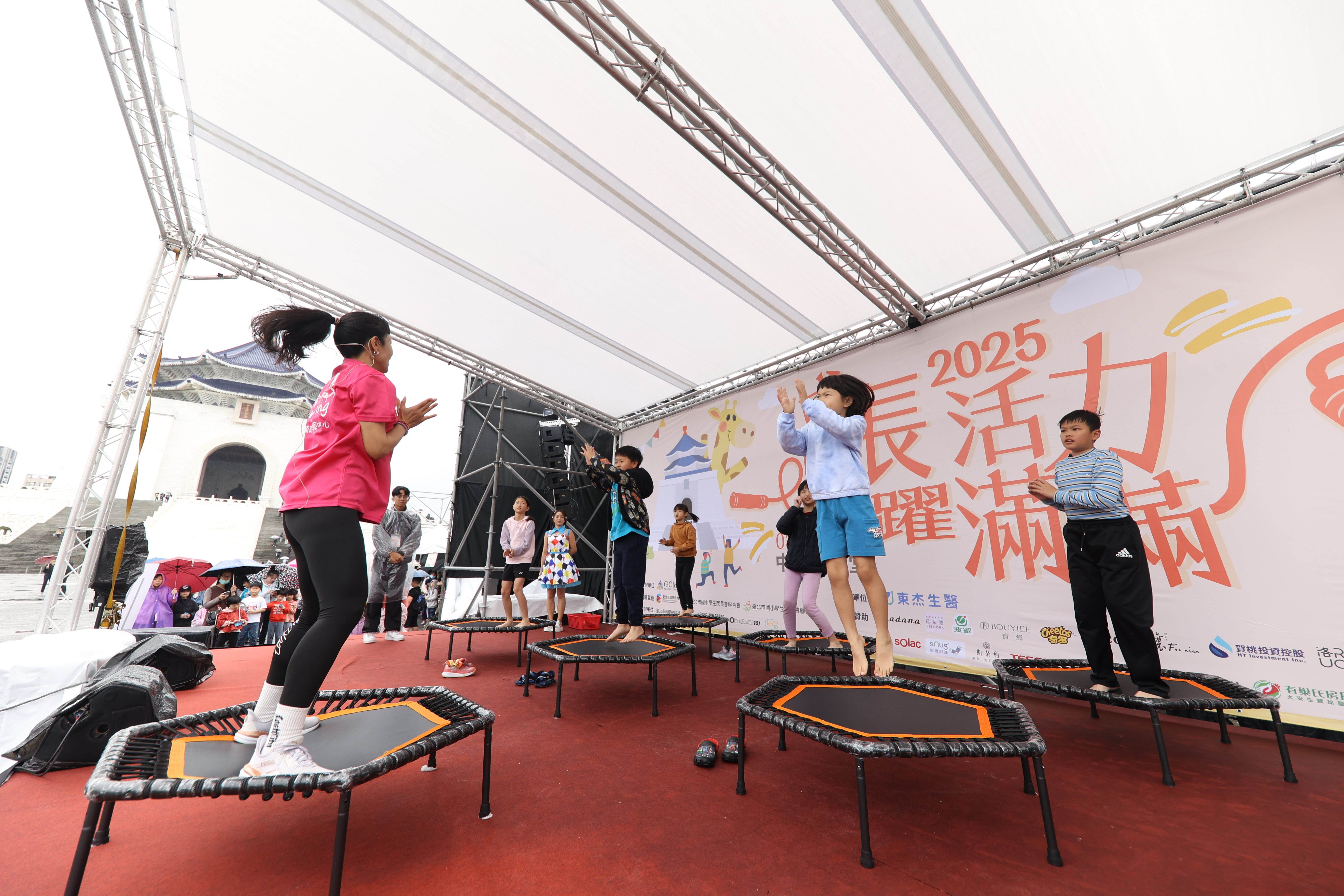 藝騎來跳跳設置跳跳床，讓大家盡情跳躍，鍛鍊腿部及核心肌群。（圖／業者提供）