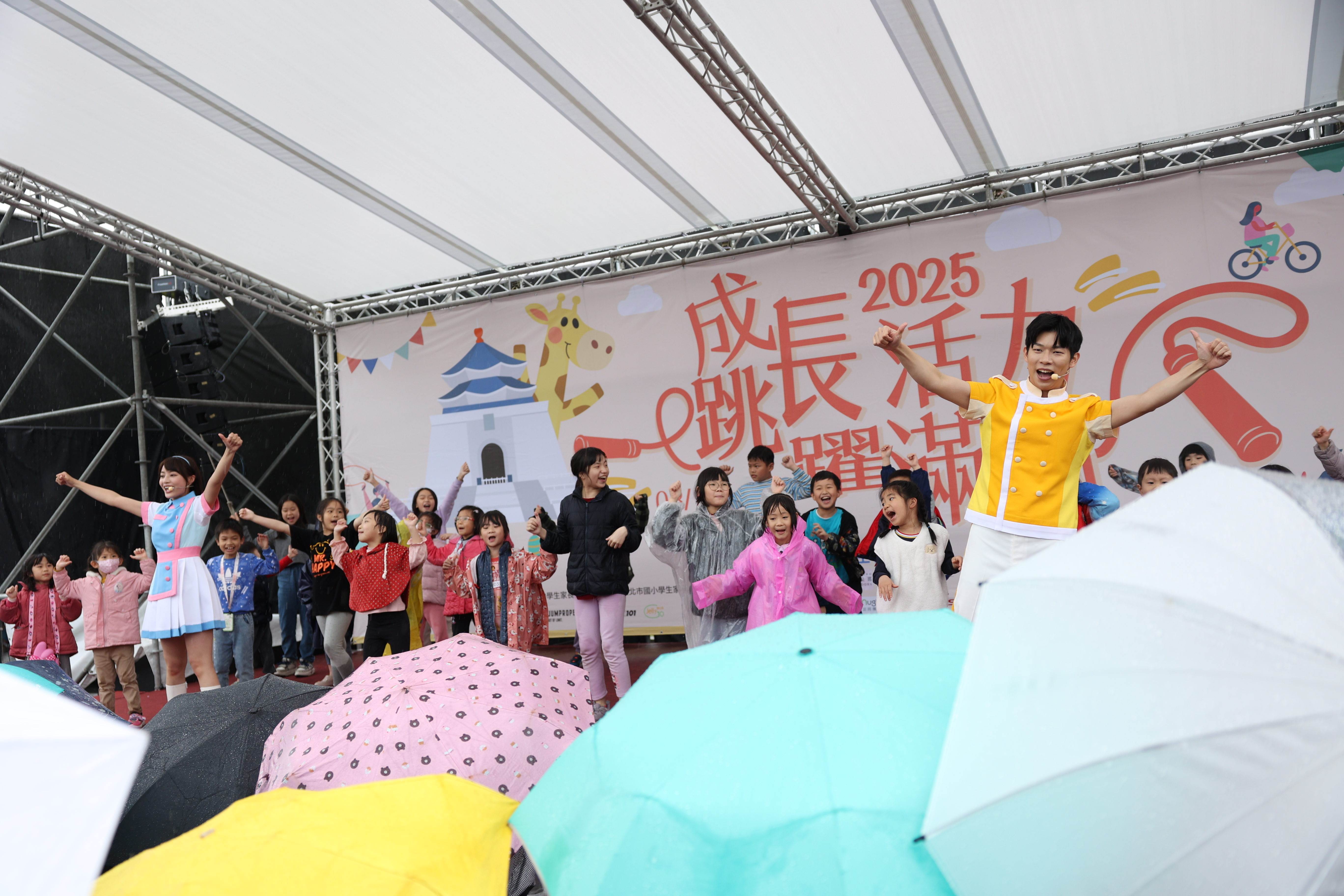 舞台區精彩表演吸引眾多家庭，孩子與家長們在熱鬧氛圍中共同度過美好時光。（圖／業者提供）